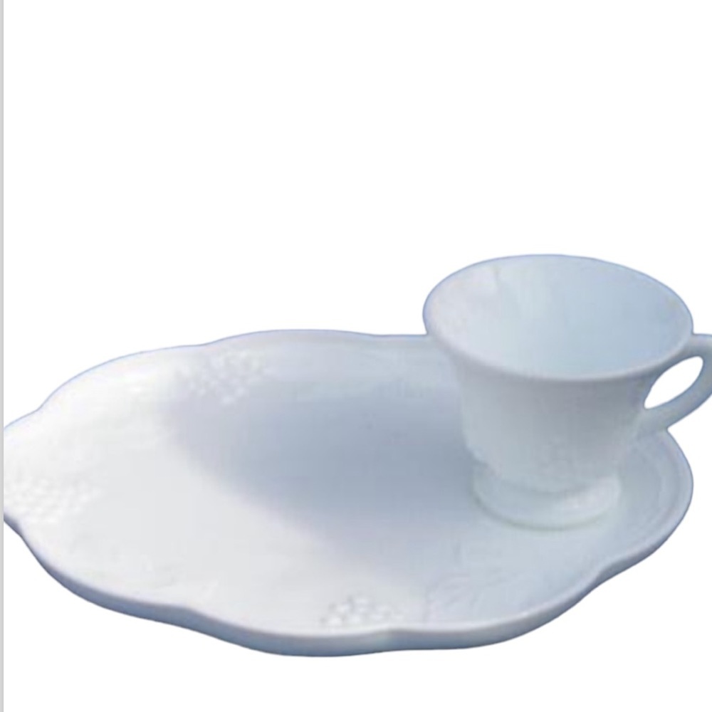 MILK GLASS LUNCHEON PARTY PLATES SET OF 4 VINTAGE 1950s APPETIZER